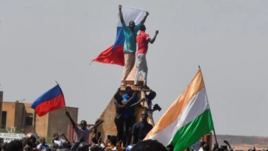 Nigerien and Russian flags