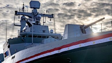 The ENS Al-Qadeer (FFG-909) is show in the photo, occupying most of the frame. The starboard is decorated with Egypt's flag colors.