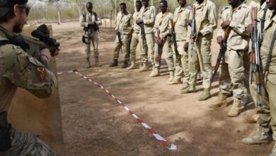 An Austrian army instructor works with Burkina Faso soldiers during training on April 13, 2018 at the KamboinsÈ general Bila Zagre militairy camp near Ouagadougo in Burkina Faso during a military anti-terrorism exercise